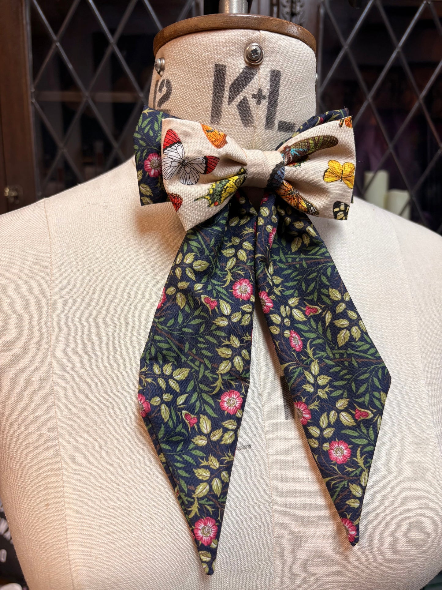 “Hatter” Bow tie in Briar rose & entomology fabric