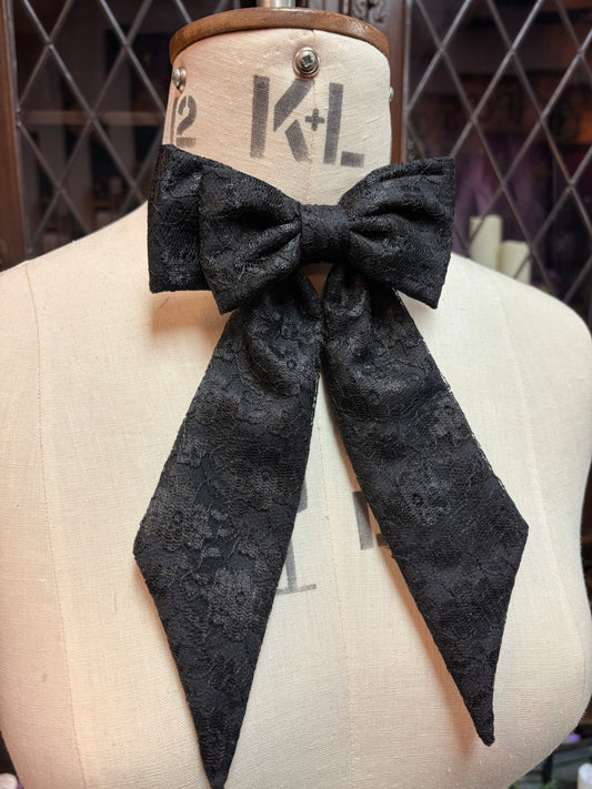“Hatter” Bow tie in black lace