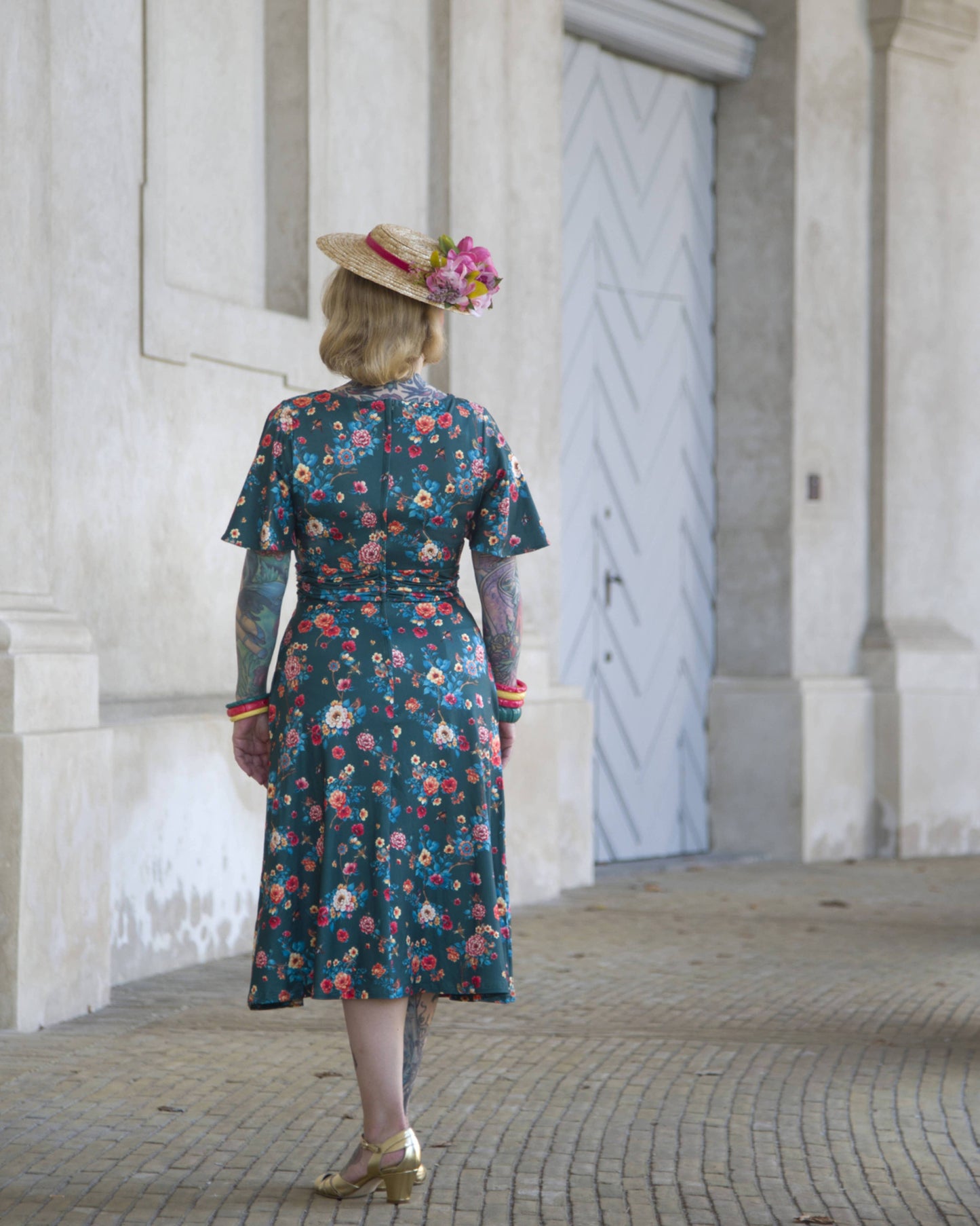 Donna butterfly-sleeved dress in green vintage floral
